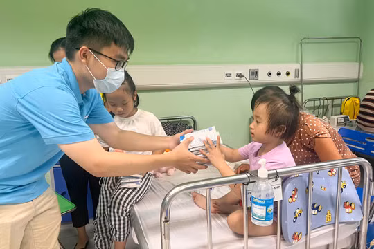 Đại diện Quỹ Hy vọng trao sữa cho bệnh nhi tại Khoa miễn dịch - dị ứng - khớp, Bệnh viện Nhi trung ương