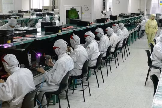 Apple phạt công ty lắp ráp iPhone