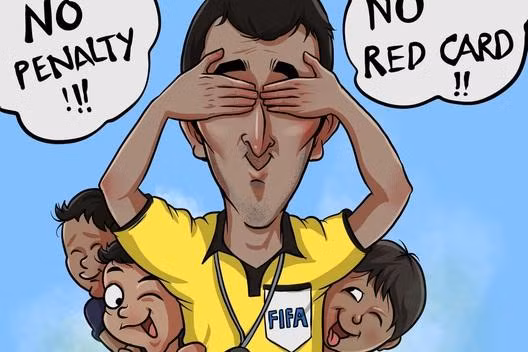 Dân mạng chế ảnh bày tỏ bức xúc với trọng tài sau trận thua Thái Lan