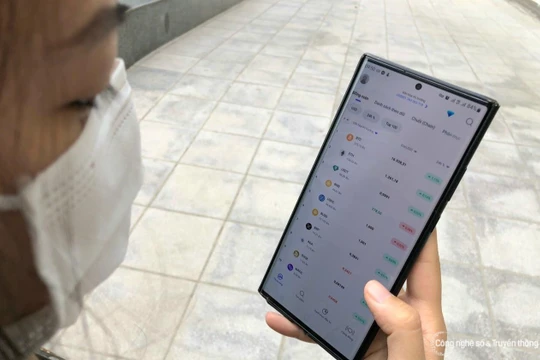 Người dùng ồ ạt rút tiền mã hóa khỏi các sàn giao dịch