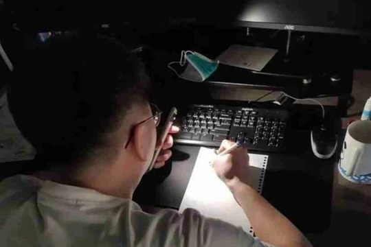 Bị mất điện, công ty buộc nhân viên lập trình trên giấy để đảm bảo tiến độ