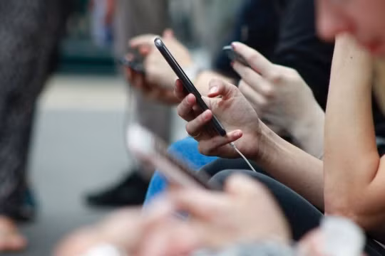 Đàn ông hay phụ nữ "nghiện" điện thoại hơn?