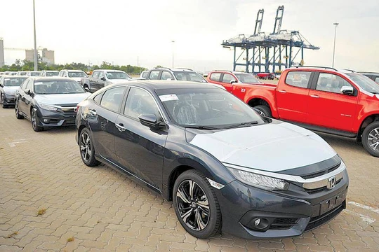 Khoảng 23.000 xe ô tô được nhập về Việt Nam trong 3 tháng qua, giảm gần một nửa so với cùng kỳ năm ngoái