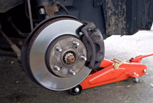 Hệ thống phanh đĩa trên ôtô, má phanh có thể bị kép chắc vào đĩa và không nhả.