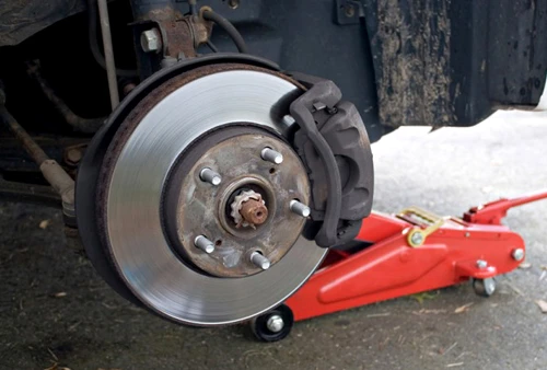 Hệ thống phanh đĩa trên ôtô, má phanh có thể bị kép chắc vào đĩa và không nhả.