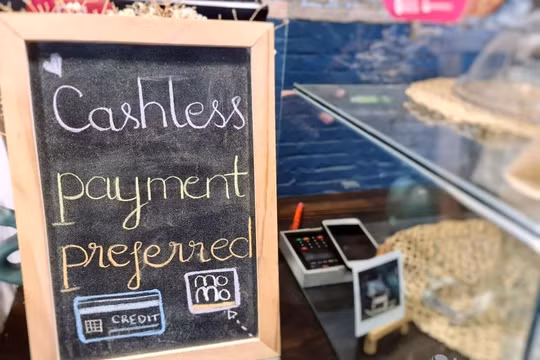 Giao dịch không tiền mặt tăng mạnh trong tháng 9, tháng 10