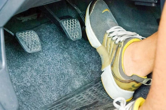 Xe đang chạy bị kẹt chân ga, “nỗi ác mộng” của cánh tài xế ô tô