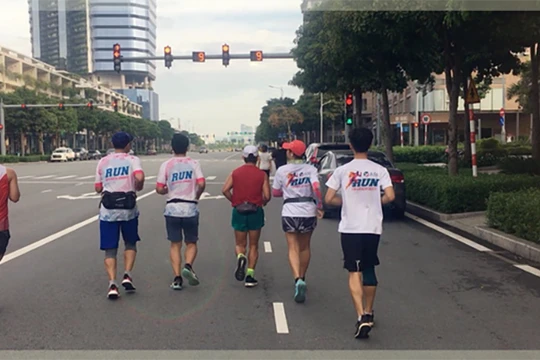 Các runner của Bệnh viện Quốc tế Mỹ (AIH) chạy bộ theo nhóm thường xuyên – Ảnh: NVCC