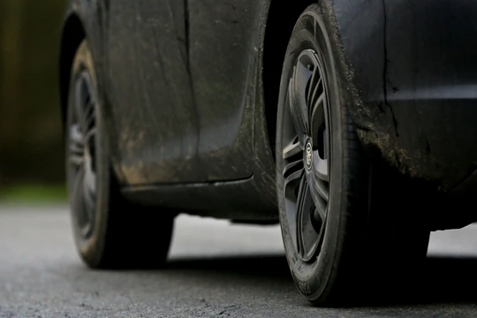 Lốp xe là một trong những thủ phạm gây ô nhiễm môi trường. Nguồn: Yahoo News UK.