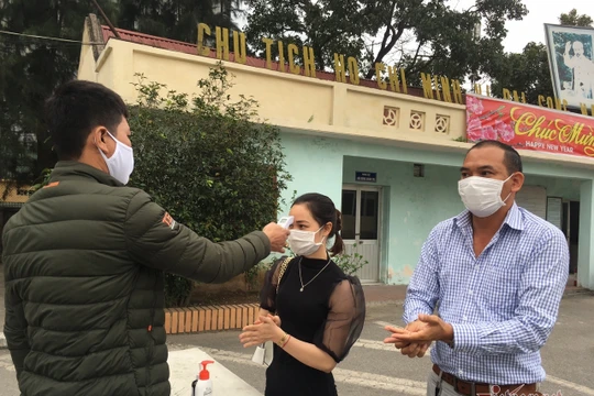 Phải rửa tay, đeo khẩu trang và kiểm tra thân nhiệt mới được vào sân tập. Ảnh: Hoàng Hiệp