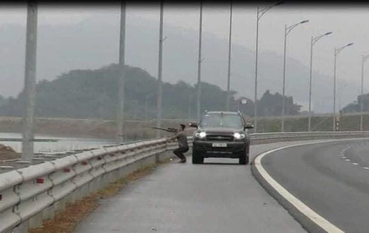 Nam tài xế dừng xe trên cao tốc để bắn chim.