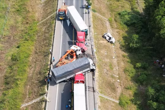 Hiện trường vụ tai nạn giao thông trên cao tốc Cam Lộ - La Sơn xảy ra vào sáng ngày 18/2