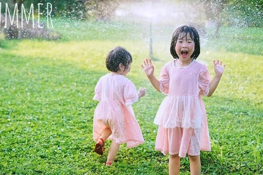 Các em nhỏ nô đùa trong khu đô thị Ecopark