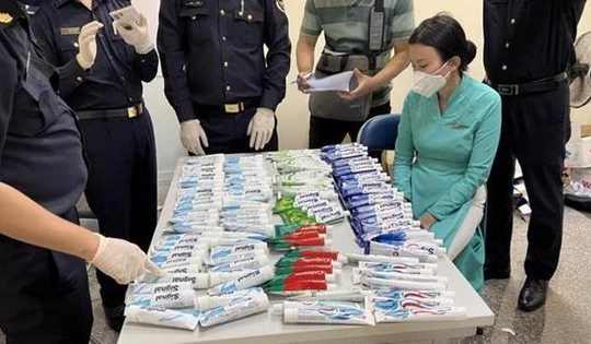 Lực lượng chức năng khám xét, phát hiện số lượng lớn ma túy trong hành lý do các nữ tiếp viên mang theo