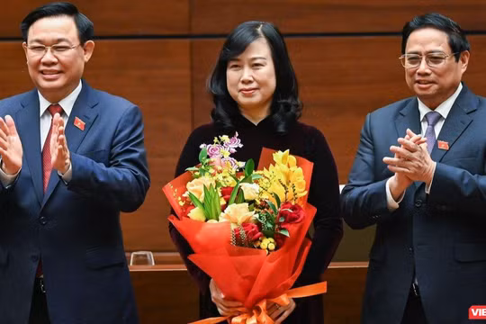 Chủ tịch Quốc hội và Thủ tướng Chính phủ tặng hoa chúc mừng Bộ trưởng Bộ Y tế Đào Hồng Lan.