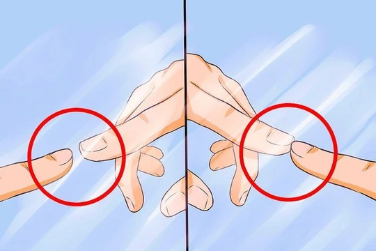 Nếu có khe hở giữa ngón tay và hình ảnh phản chiếu trong gương, đó là một tấm gương bình thường