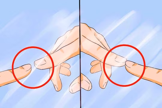 Nếu có khe hở giữa ngón tay và hình ảnh phản chiếu trong gương, đó là một tấm gương bình thường