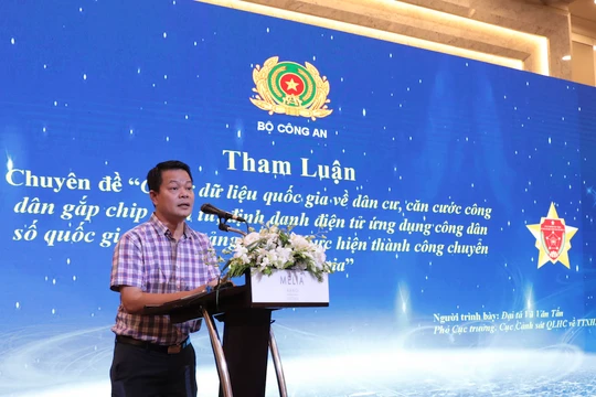 Đại tá Vũ Văn Tấn -- Phó Cục trưởng Cục C06 đang trình bày tham luận.