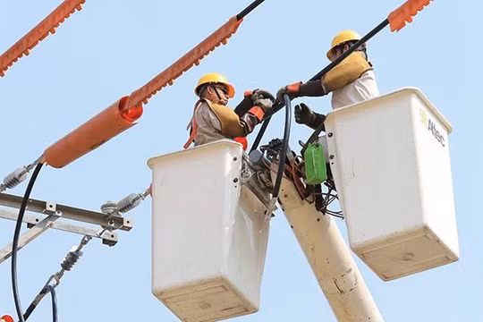 Công nhân ngành điện đang bảo dưỡng đường dây (ảnh LM)