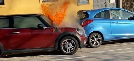 Chiếc xe ô tô bốc cháy và tự di chuyển