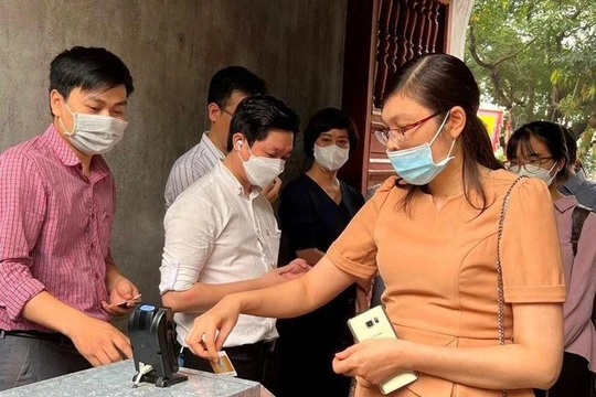 Trung tâm Hoạt động Văn hóa khoa học Văn Miếu-Quốc Tử Giám áp dụng hệ thống vé điện tử đón khách tham quan. (Ảnh: HUY LÊ)