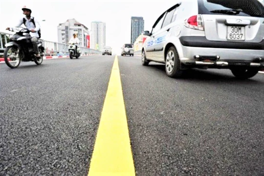 Nhiều tài xế chủ quan nên thường mắc lỗi đè vạch - Ảnh minh họa