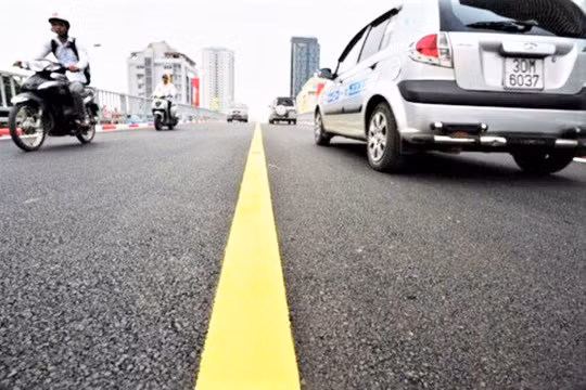 Nhiều tài xế chủ quan nên thường mắc lỗi đè vạch - Ảnh minh họa