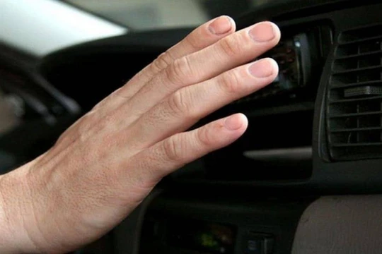 Dấu hiệu nhận biết điều hòa đang làm mát kém là người dùng thấy không mát hoặc mát ít, trong cabin xe còn có mùi khó chịu