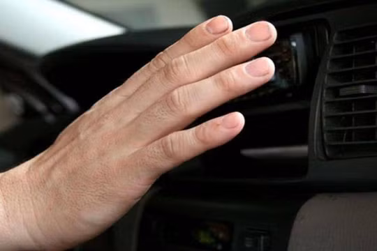 Dấu hiệu nhận biết điều hòa đang làm mát kém là người dùng thấy không mát hoặc mát ít, trong cabin xe còn có mùi khó chịu