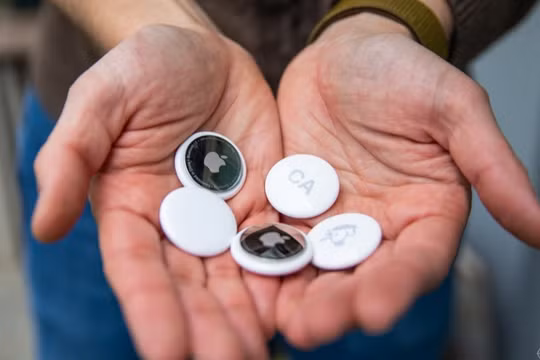 Apple bị kiện vì AirTag gây hại người dùng