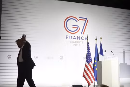 Tổng thống Trump rời cuộc họp báo tại G7 tháng 8/2019 tại Biarritz, Tây Nam Pháp. (Nguồn: AP)