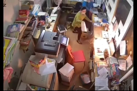 Người phụ nữ phản ứng nhanh khi smartphone bất ngờ phát nổ ngay trước mặt