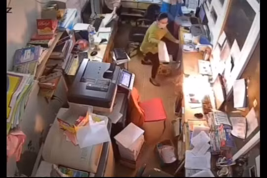 Người phụ nữ phản ứng nhanh khi smartphone bất ngờ phát nổ ngay trước mặt