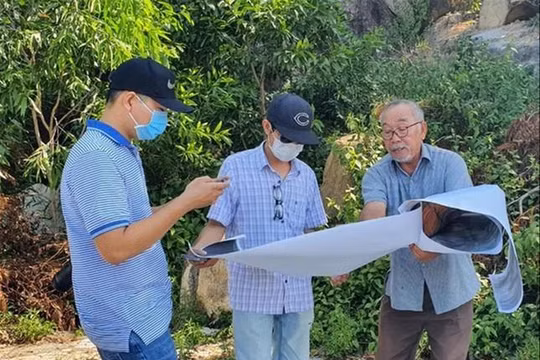 Ông Nguyễn Văn Bình (bên phải ảnh) cung cấp thông tin cho báo chí về dự án Sông Lô. Ảnh: Công Hoan