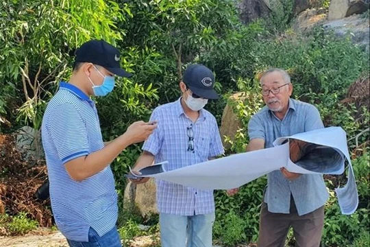 Ông Nguyễn Văn Bình (bên phải ảnh) cung cấp thông tin cho báo chí về dự án Sông Lô. Ảnh: Công Hoan