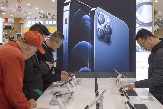 Người Trung Quốc chia rẽ vì iPhone 12