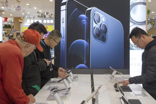 Người Trung Quốc chia rẽ vì iPhone 12