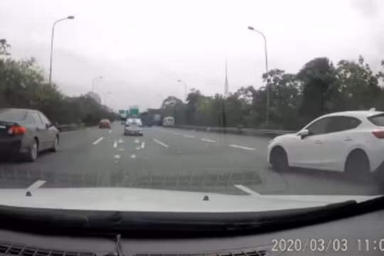 Kinh hoàng xe nhập làn vào đường cao tốc.