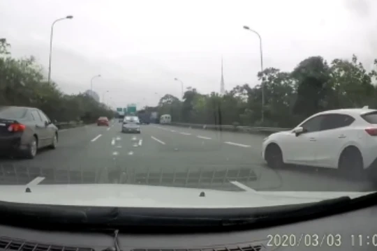 Kinh hoàng xe nhập làn vào đường cao tốc.