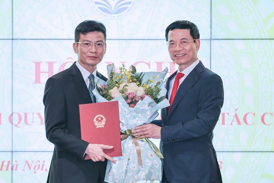 Bộ trưởng Bộ Thông tin và Truyền thông Nguyễn Mạnh Hùng trao quyết định bổ nhiệm chức danh Thư ký Bộ trưởng cho ông Lê Thái Hòa. (Ảnh: Lê Anh Dũng)