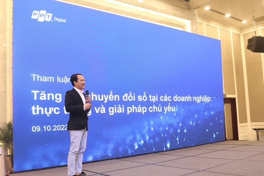 Ông Nguyễn Đức Minh - Giám đốc khối Nghiệp vụ doanh nghiệp và Tư vấn giải pháp tại FPT Digital đang trình bày tham luận.