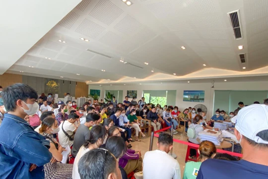 Người dân Đà Nẵng xếp hàng nộp hồ sơ tại dự án The Ori Garden