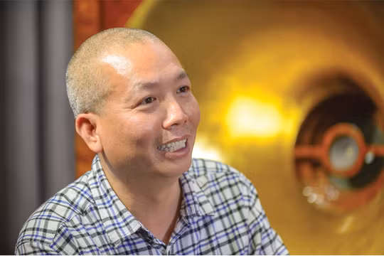 Anh Trương Vĩnh Khang, tác giả bộ sản phẩm âm thanh T360 với điểm nhấn là cặp loa kèn Vilmos dát vàng.