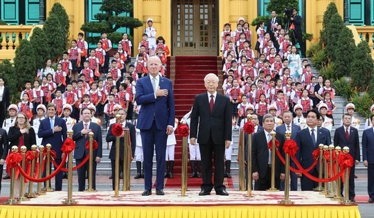 Tổng Bí thư Nguyễn Phú Trọng và Tổng thống Hoa Kỳ Joe Biden trên bục danh dự, thực hiện nghi thức chào cờ