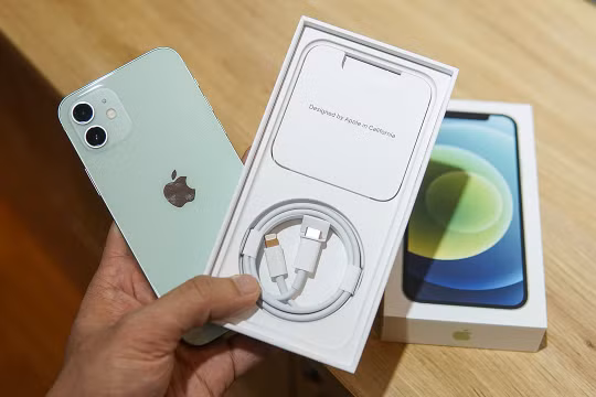 Apple bị phản đối vì bỏ củ sạc