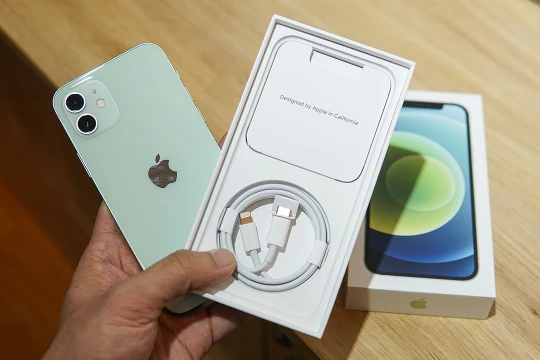 Apple bị phản đối vì bỏ củ sạc