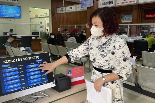 Người dân lấy số thứ tự giải quyết TTHC tại Trung tâm Hành chính công thành phố.