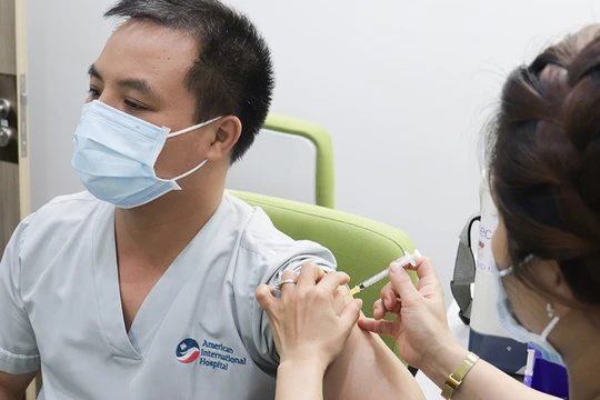 Bệnh viện quốc tế Mỹ (AIH) tiêm vaccine phòng Covid-19 cho nhân viên y tế