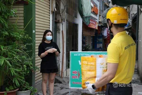 Hà Nội thiết lập các “vùng xanh”, doanh nghiệp bưu chính đổi cách giao hàng thiết yếu