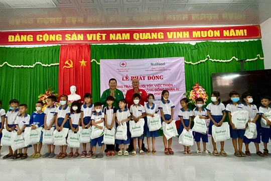 Nutifood trao sữa cho các học sinh tại trường Tiểu học Nguyễn Thị Lang, huyện Bình Đại, tỉnh Bến Tre ngày 26/5